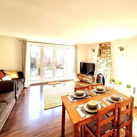 Cosy Luxurious 3 Bedroom House, Free Parking, Free Wifi, Private Garden, Free Netflix Havering Eksteriør bilde