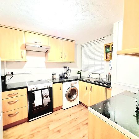 Cosy Luxurious 3 Bedroom House, Free Parking, Free Wifi, Private Garden, Free Netflix Havering Eksteriør bilde