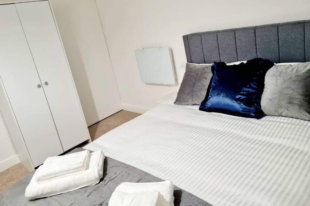 Cosy Luxurious 3 Bedroom House, Free Parking, Free Wifi, Private Garden, Free Netflix Havering Eksteriør bilde