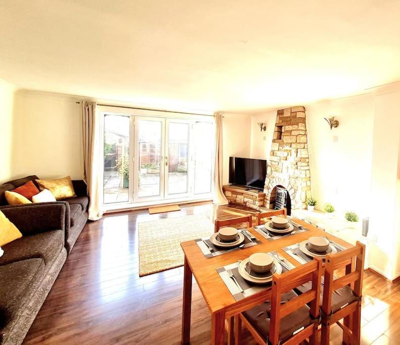 Cosy Luxurious 3 Bedroom House, Free Parking, Free Wifi, Private Garden, Free Netflix Havering Eksteriør bilde