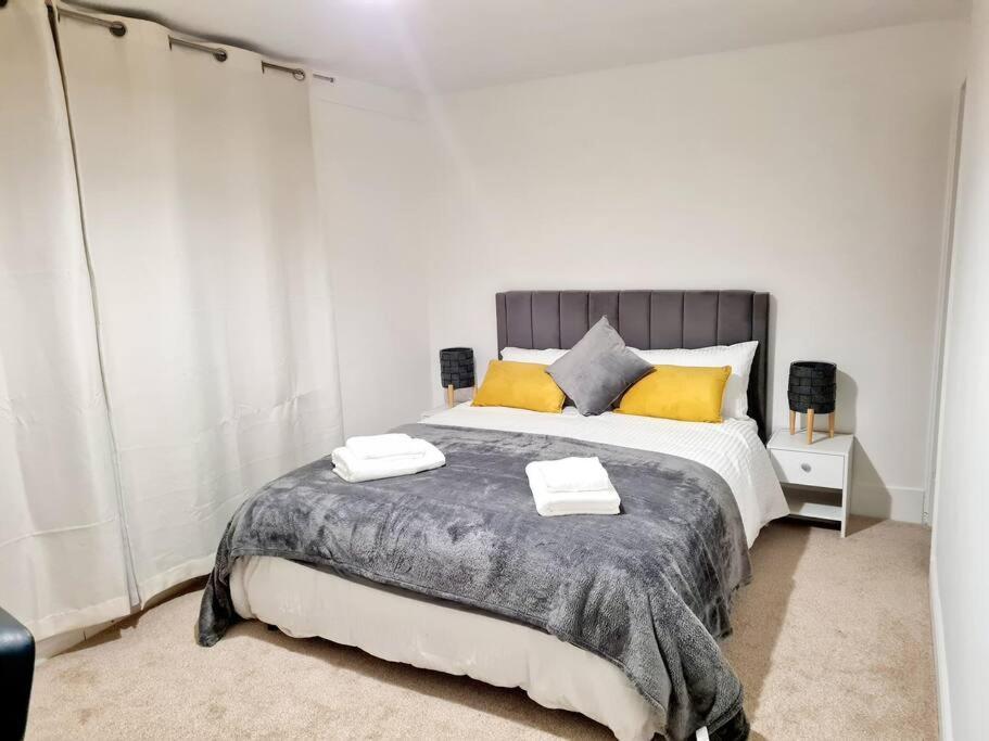Cosy Luxurious 3 Bedroom House, Free Parking, Free Wifi, Private Garden, Free Netflix Havering Eksteriør bilde