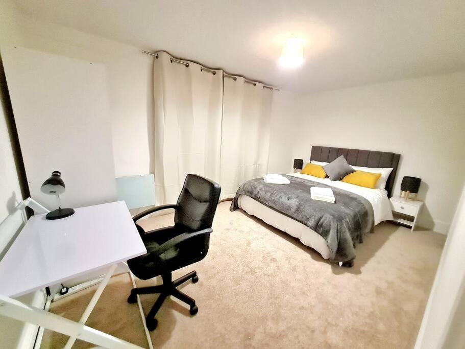 Cosy Luxurious 3 Bedroom House, Free Parking, Free Wifi, Private Garden, Free Netflix Havering Eksteriør bilde