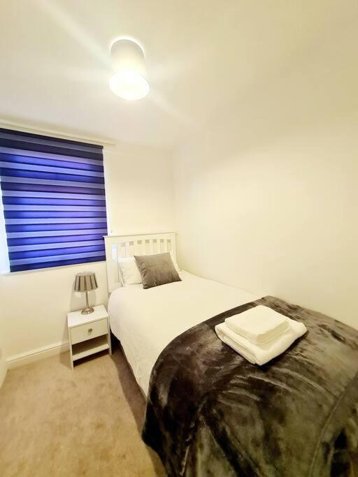 Cosy Luxurious 3 Bedroom House, Free Parking, Free Wifi, Private Garden, Free Netflix Havering Eksteriør bilde