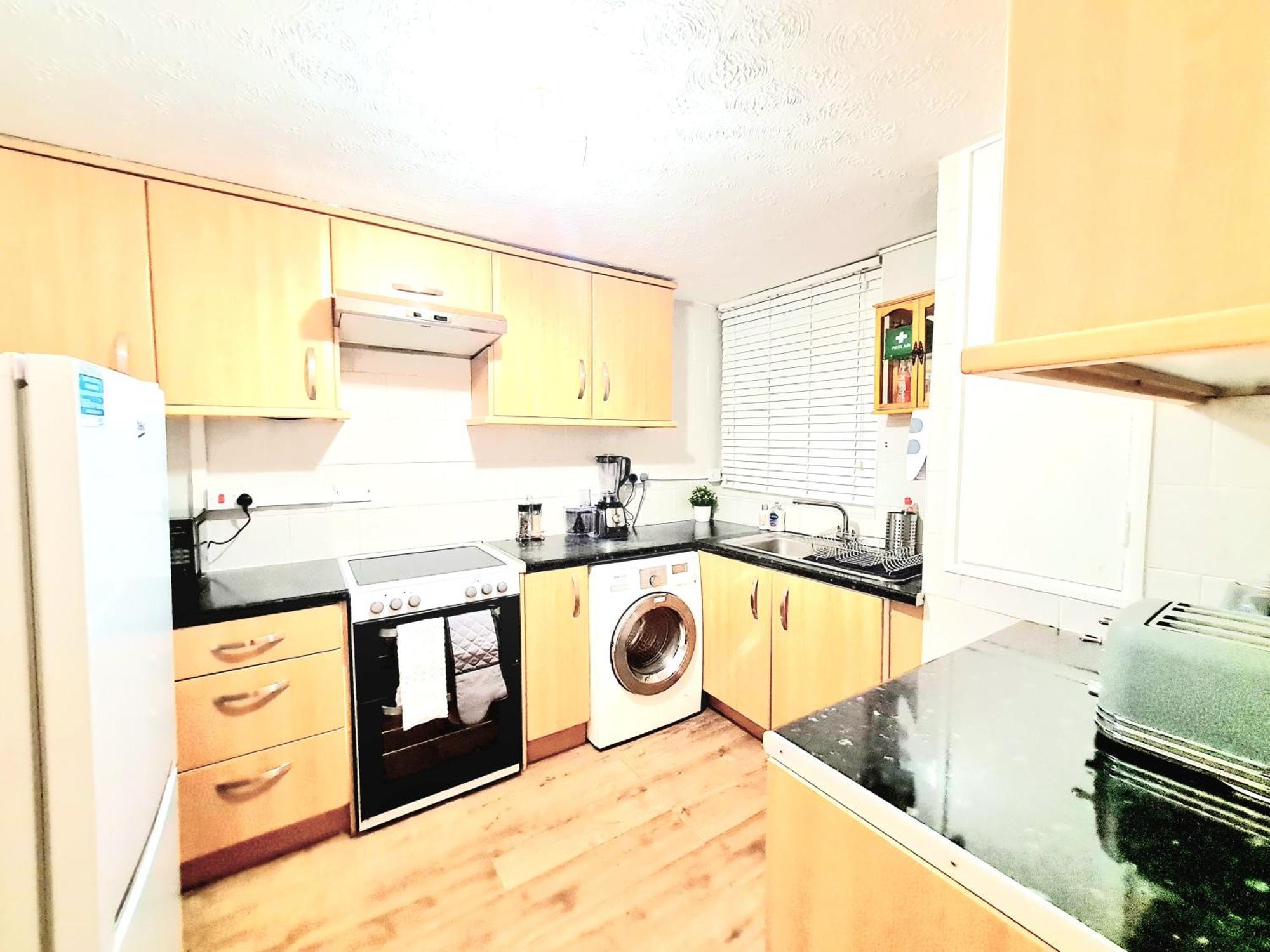 Cosy Luxurious 3 Bedroom House, Free Parking, Free Wifi, Private Garden, Free Netflix Havering Eksteriør bilde