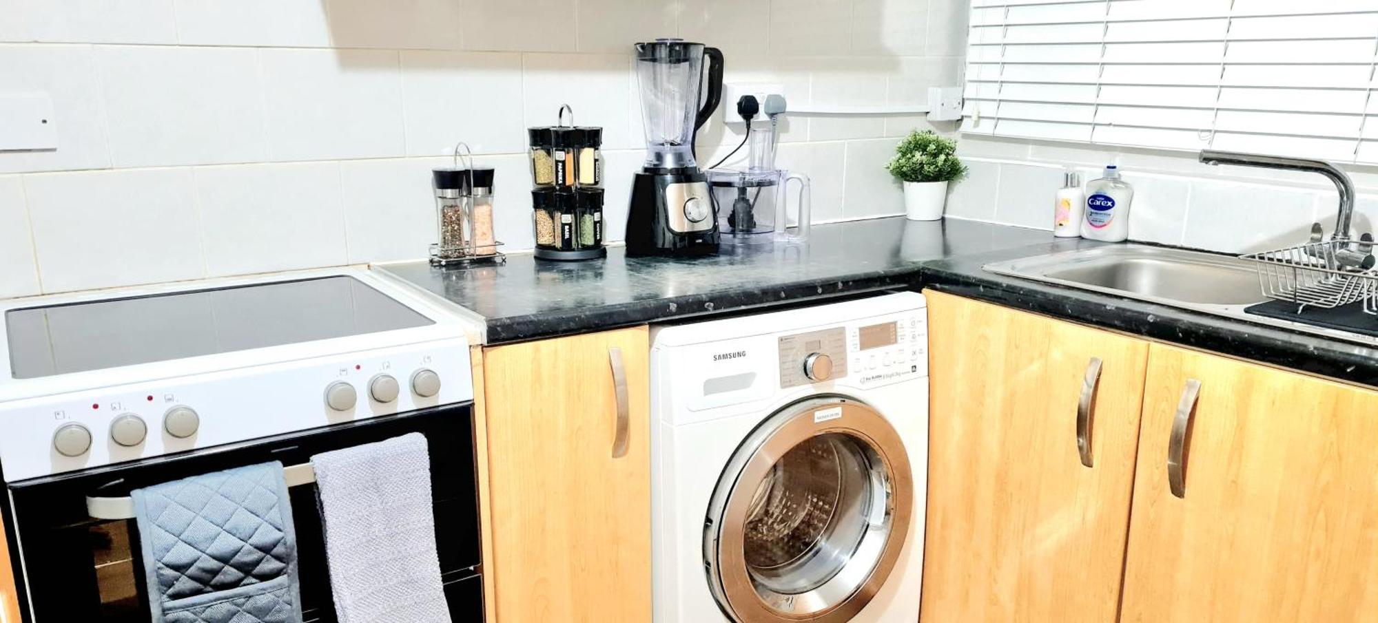 Cosy Luxurious 3 Bedroom House, Free Parking, Free Wifi, Private Garden, Free Netflix Havering Eksteriør bilde