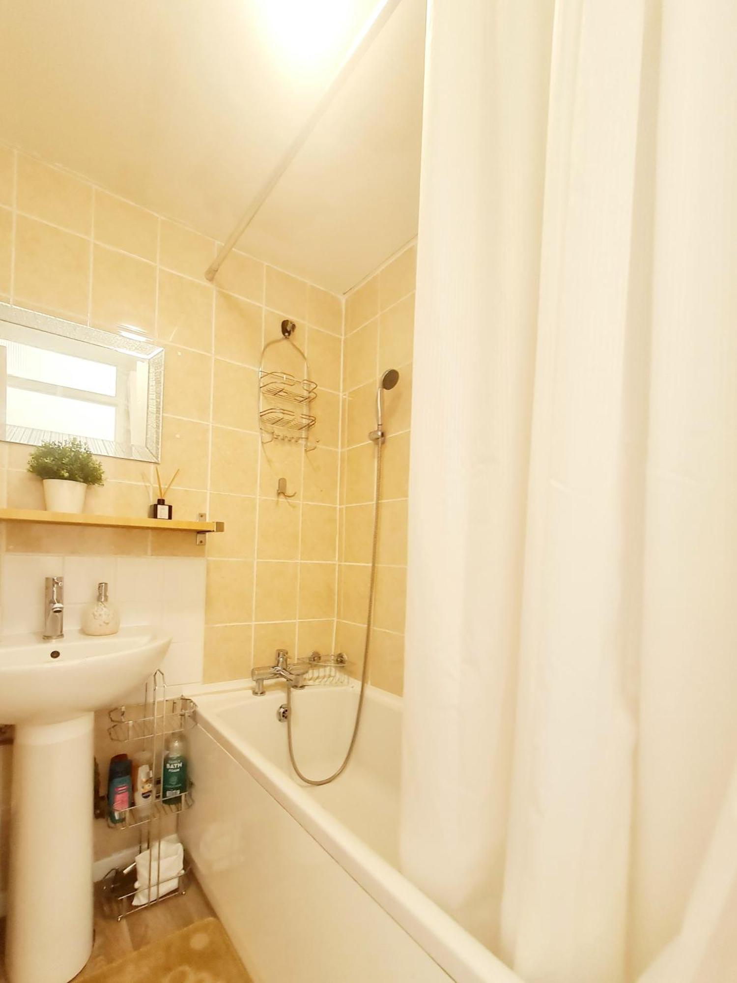Cosy Luxurious 3 Bedroom House, Free Parking, Free Wifi, Private Garden, Free Netflix Havering Eksteriør bilde